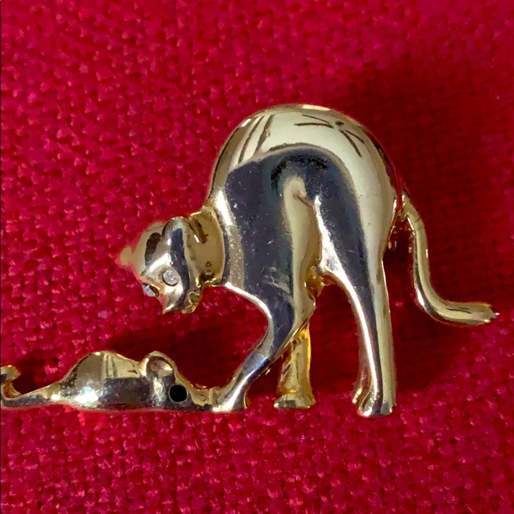Cat-mouse pin